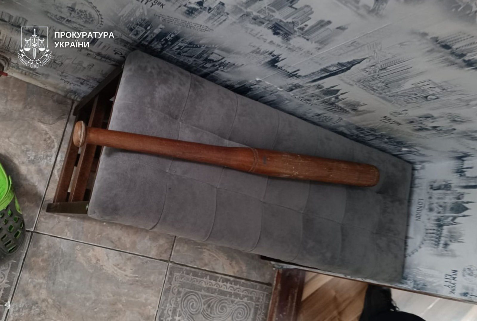 Морили голодом і садили на ланцюг: у Дніпрі батьки-вихователі роками катували шістьох дітей