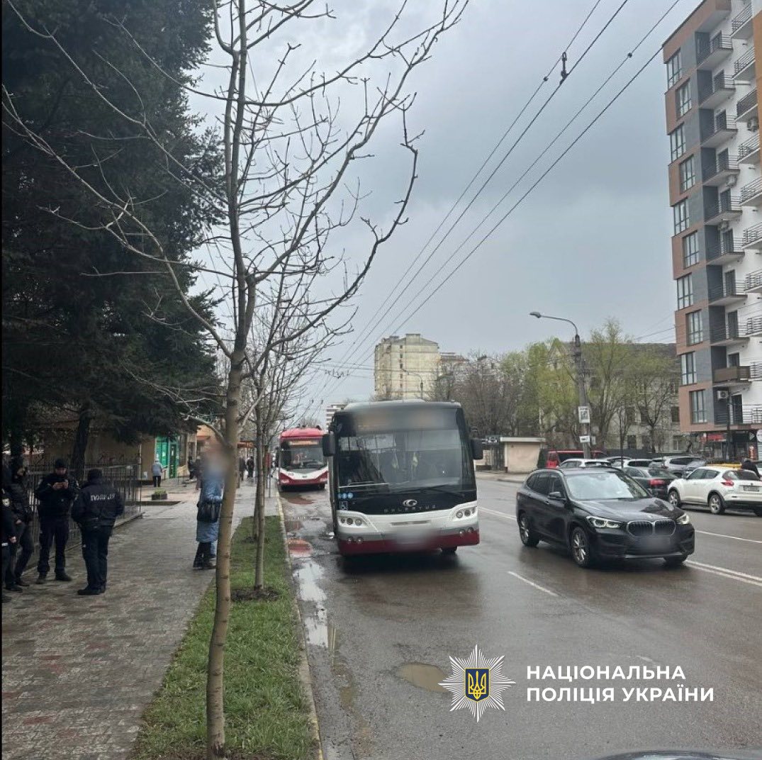 У Франківську автівка зіткнулася з автобусом: водій легковика втік