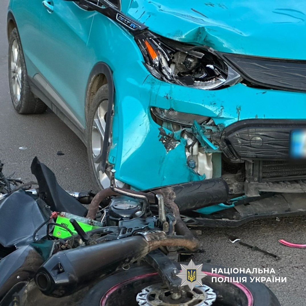 У Франківську на Пулюя зіткнулися мотоцикл і автівка