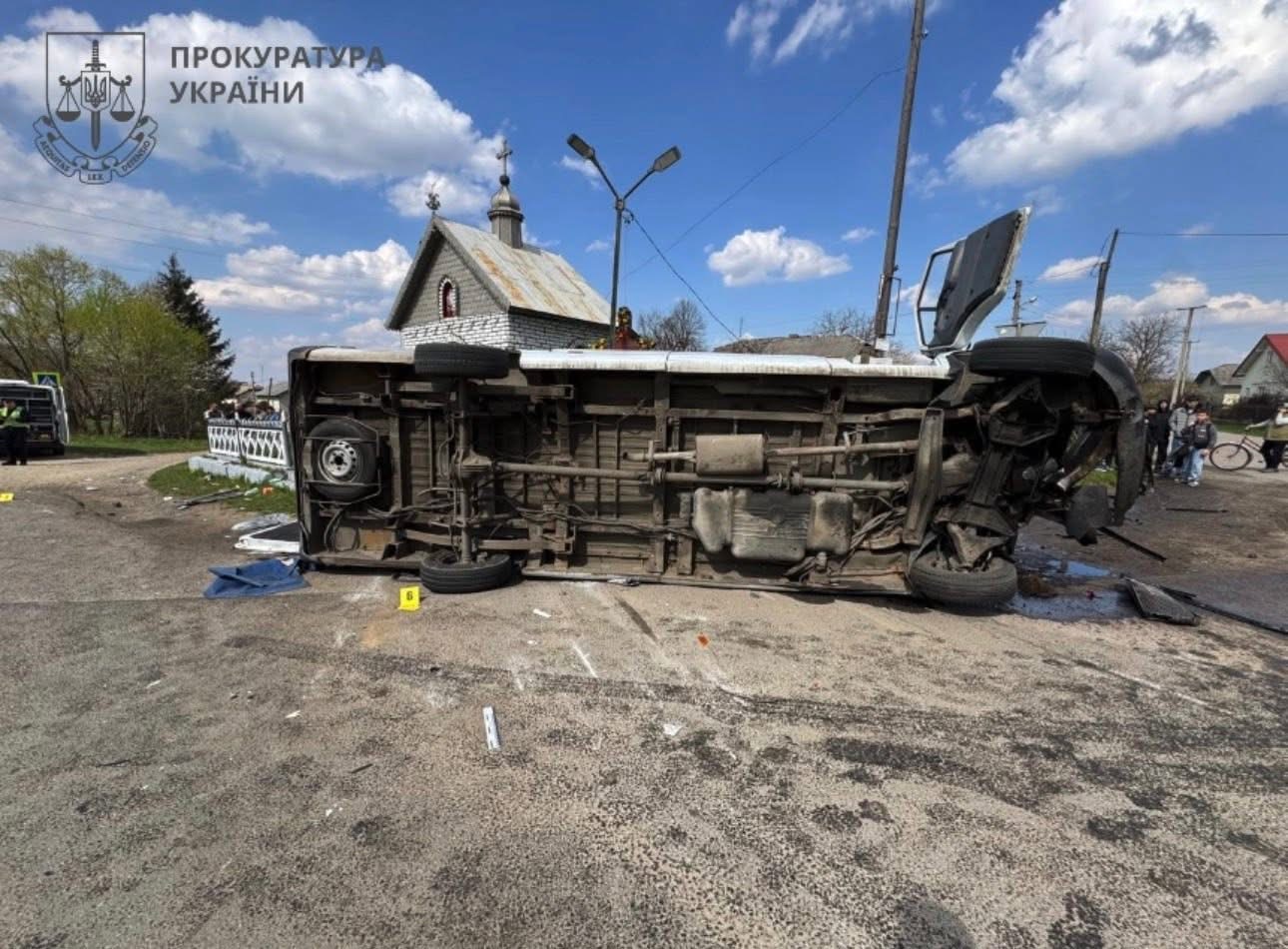 Один загиблий, 14 - травмовані: на Прикарпатті повідомили про підозру адвокату за спричинення смертельної ДТП