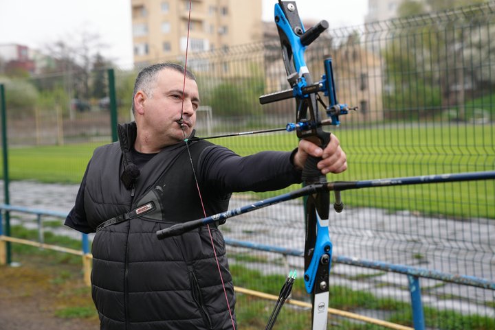 Прикарпатський ветеран після втрати руки стріляє з лука