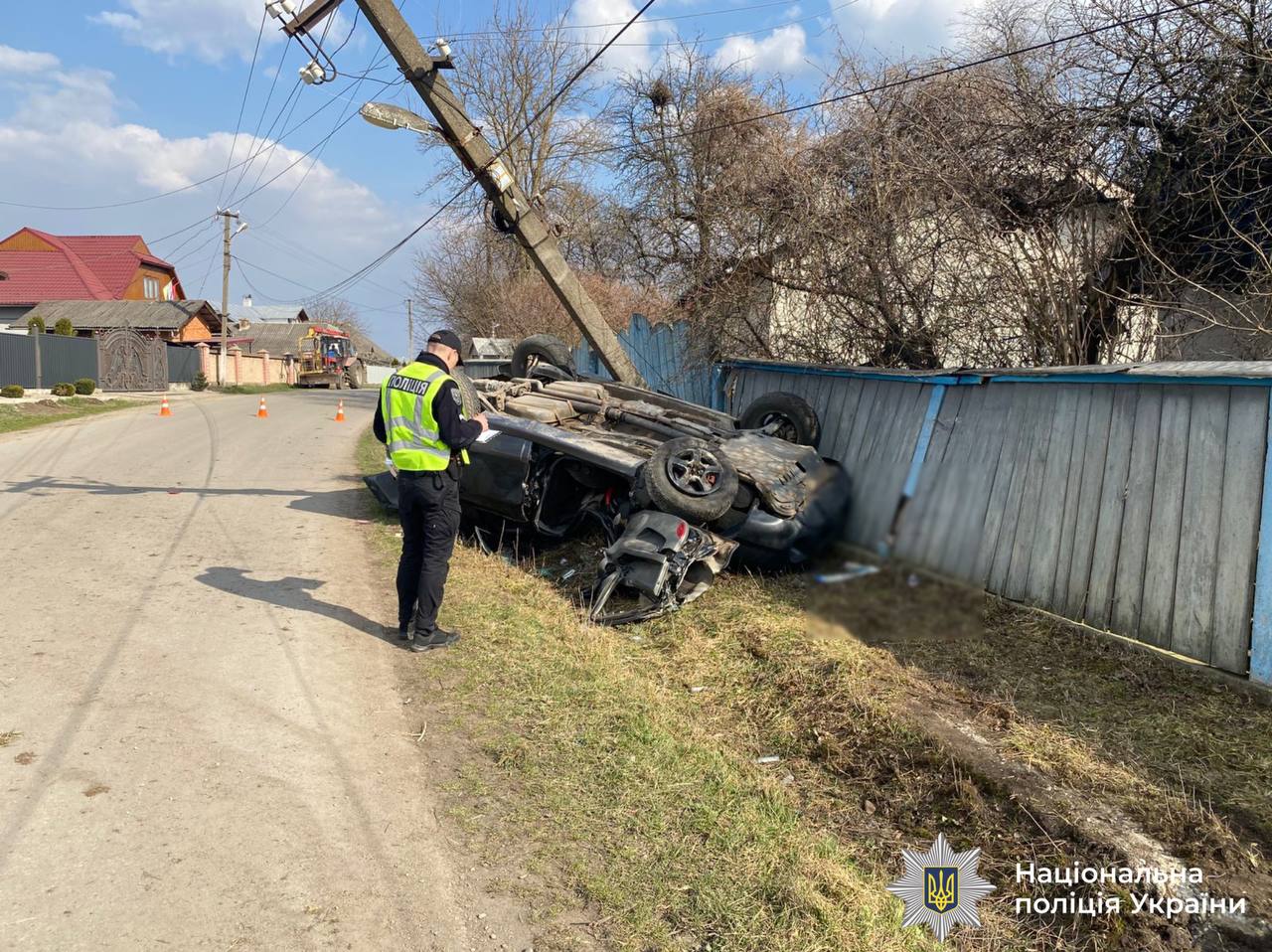 На Городенківщині автівка врізалася в електроопору