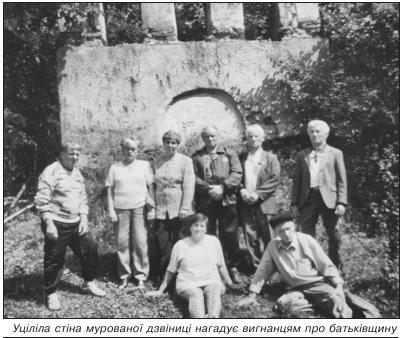 Уціліла стіна мурованої дзвіниці нагадує вигнанцям про батьківщину