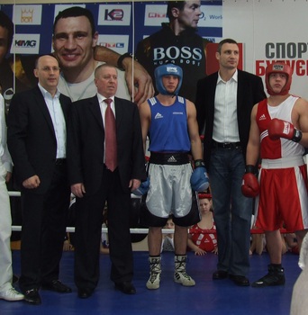 Іван Данилишин (останній ліворуч) та Віталій Кличко (другий праворуч) під час відкриття ФКС "Локомотив"