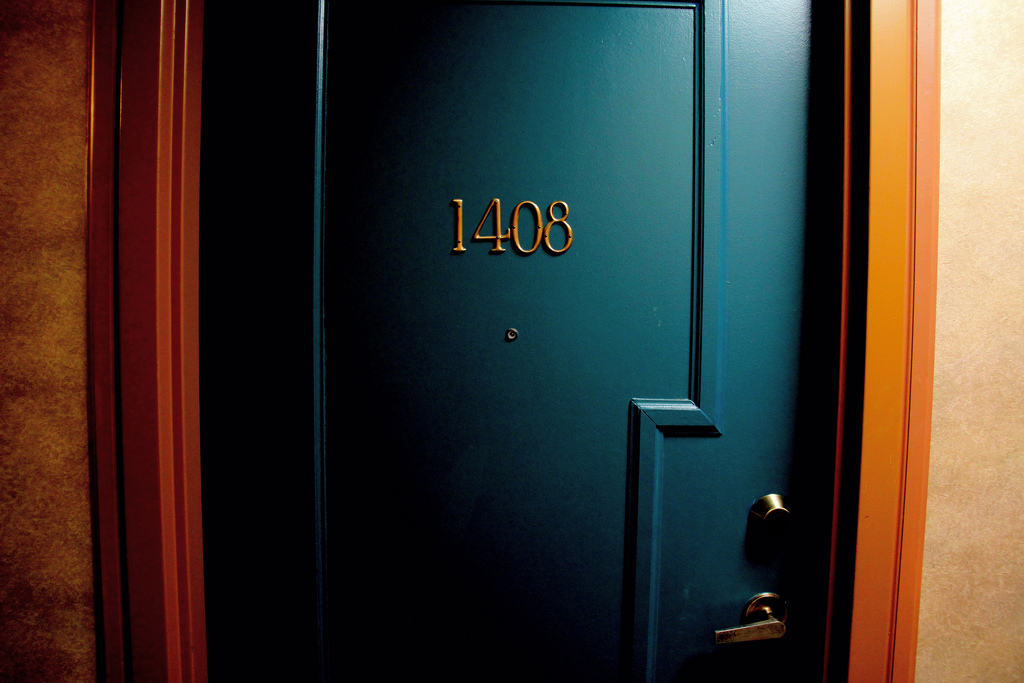 Запирайте дверь в квартире. Дверь в квартиру. Закрытая дверь в квартире. Запертая дверь квартиры. Дверь квартира 15.