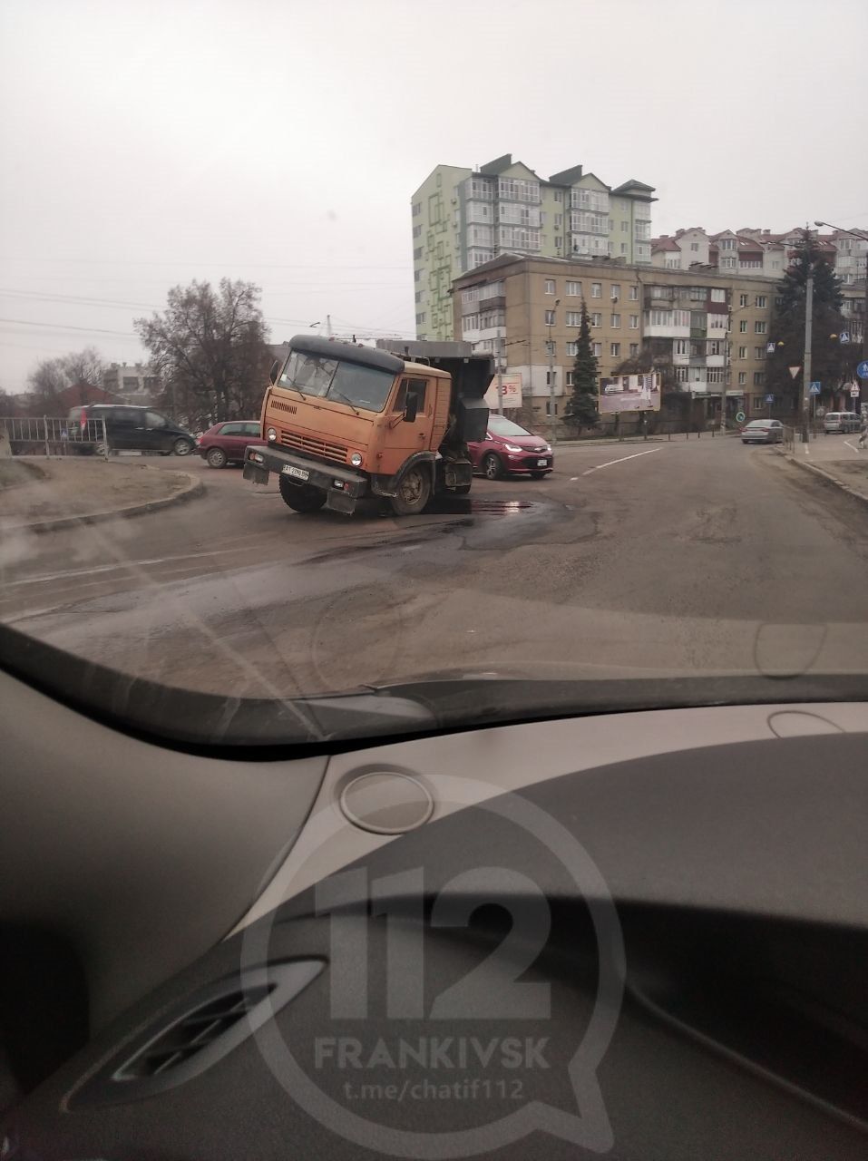 На Пасічній ускладнений рух транспорту через вантажівку (фото