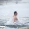 Мороз не завадив: десятки франківців скупалися в крижаній воді (фото)