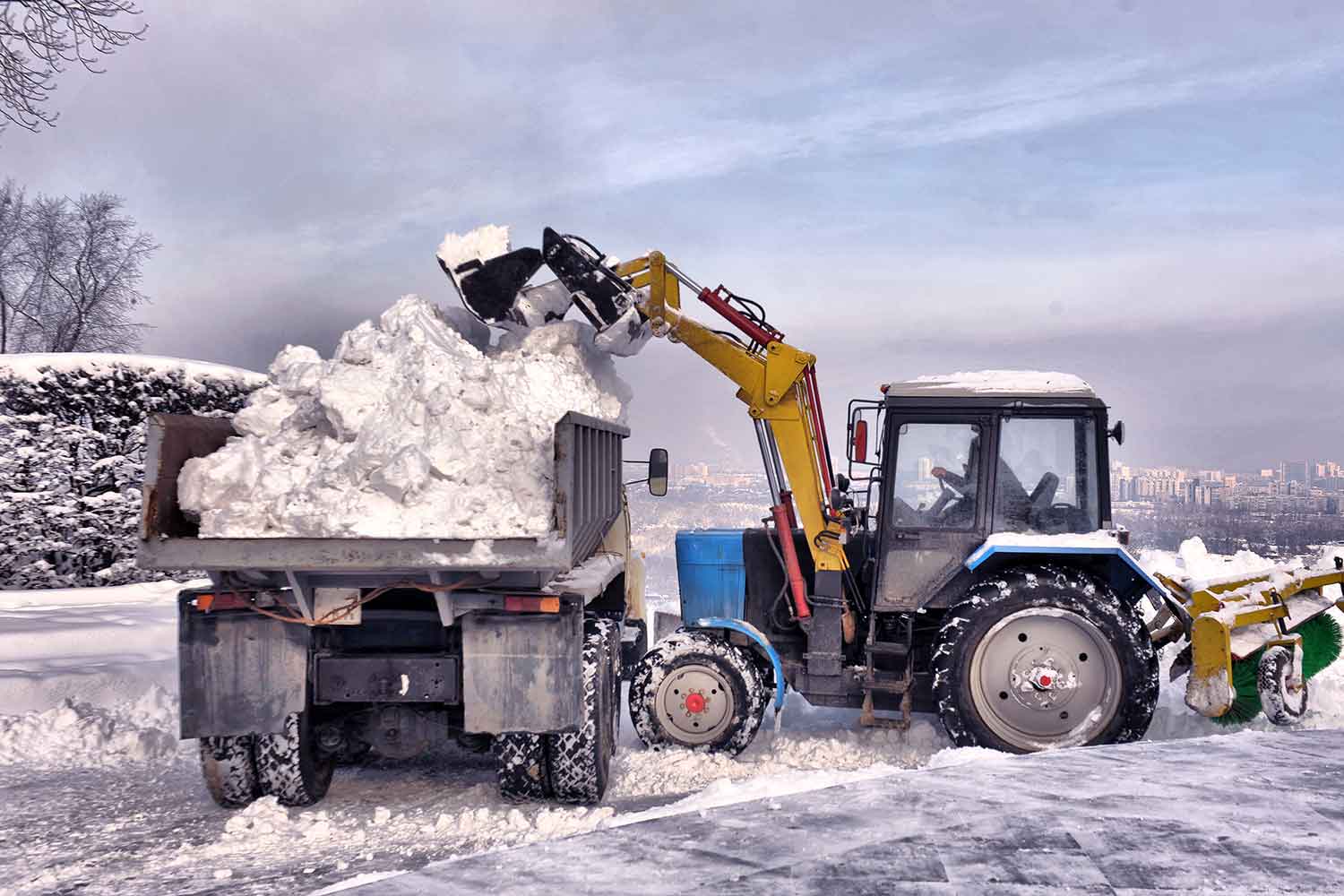 Погрузчик для снега. МТЗ 82 уборка снега. JCB 3cx super уборка снега. Погрузка снега МТЗ 82. Погрузчик-экскаватор МТЗ 82 уборка снега.