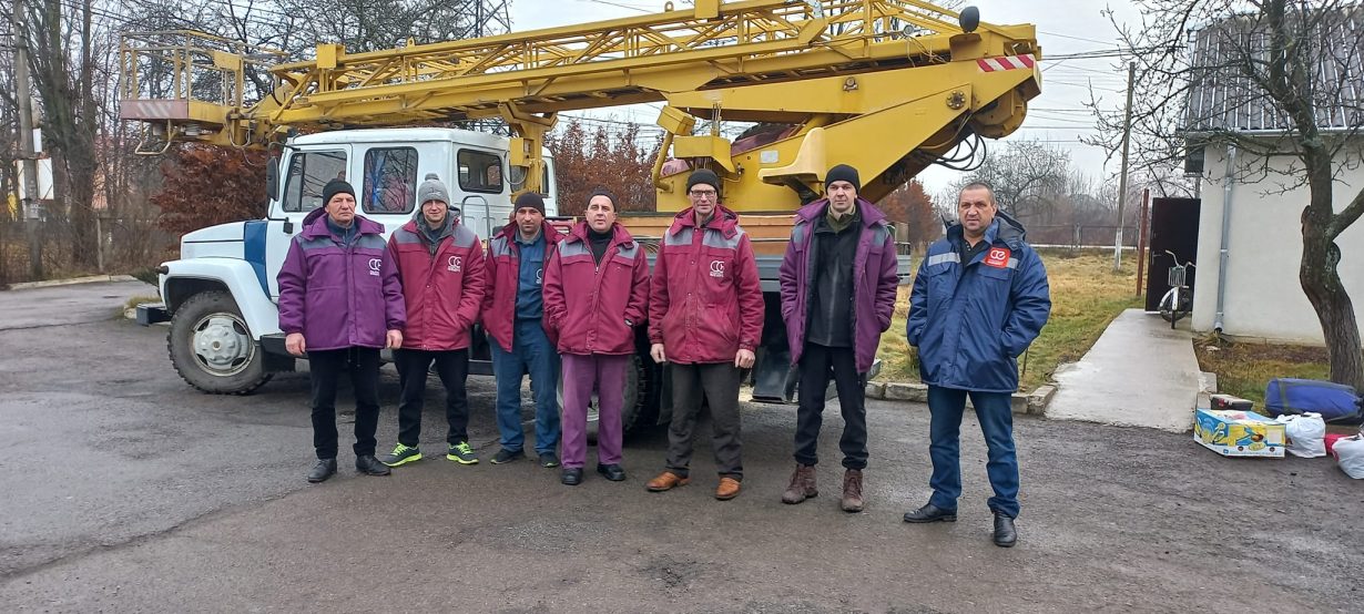Прикарпатські енергетики відновлюють електропостачання на Півдні ...