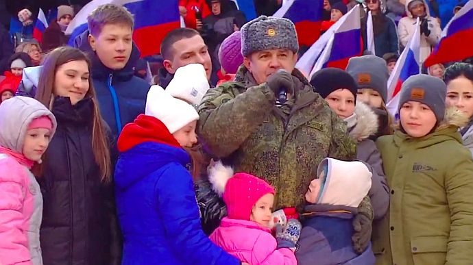 росіяни вивели на провоєнний мітинг у москві діток, маму яких вбили в Маріуполі