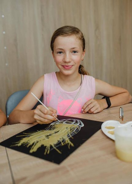 11-річна франківка продає свої картини, щоб допомагати армії. ФОТО