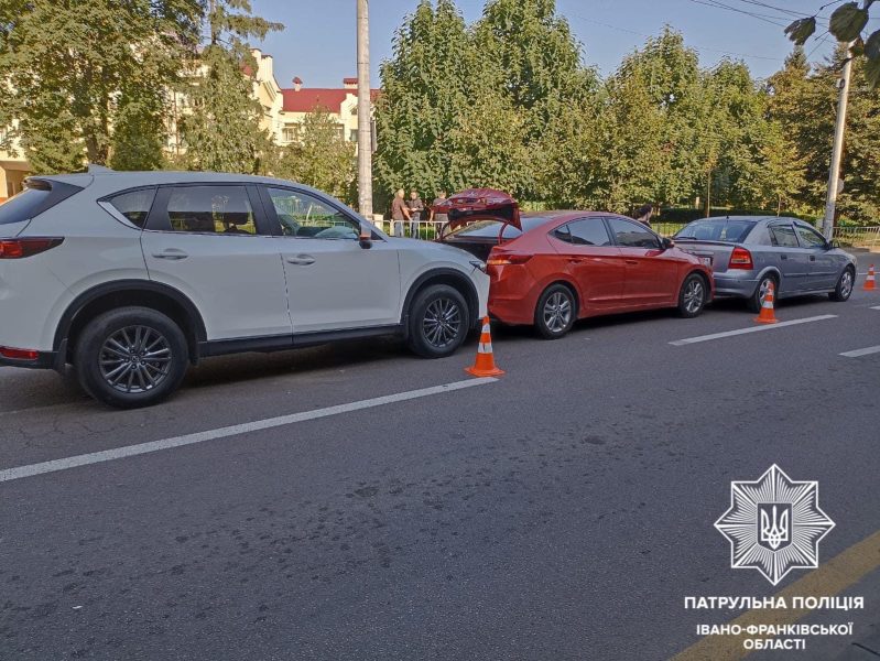 У Франківську зіткнулися три авто (фото)