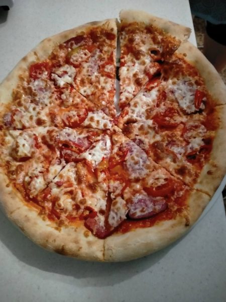 Піца на дрон: прикарпатка за день спекла і продала 100 піц