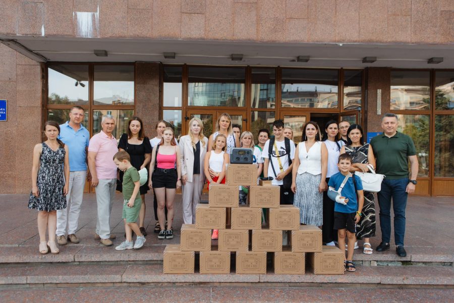 На Прикарпатті родинам полеглих захисників передали 15 зарядних станцій