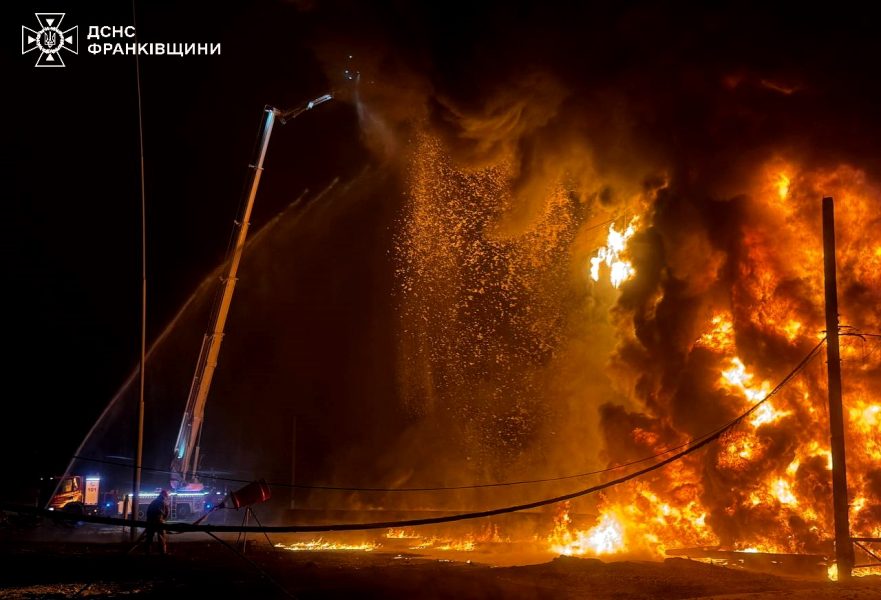 Прикарпатські рятувальники ліквідували пожежу на промисловому підприємстві внаслідок російського удару (фото)