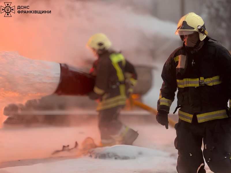 Прикарпатські рятувальники ліквідували пожежу на промисловому підприємстві внаслідок російського удару (фото)