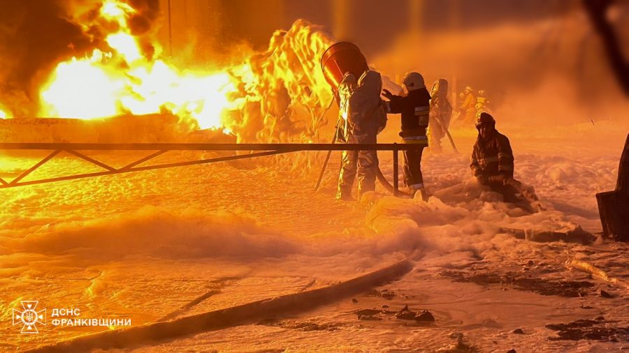 Прикарпатські рятувальники ліквідували пожежу на промисловому підприємстві внаслідок російського удару (фото)