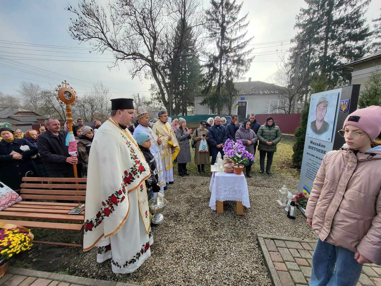 У Бурштинській громаді відкрили пам’ятну стелу загиблому бійцю Михайлу Вінтоняку