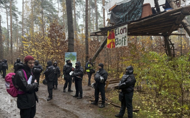 У Німеччині розігнали табір екологічних активістів біля заводу Tesla