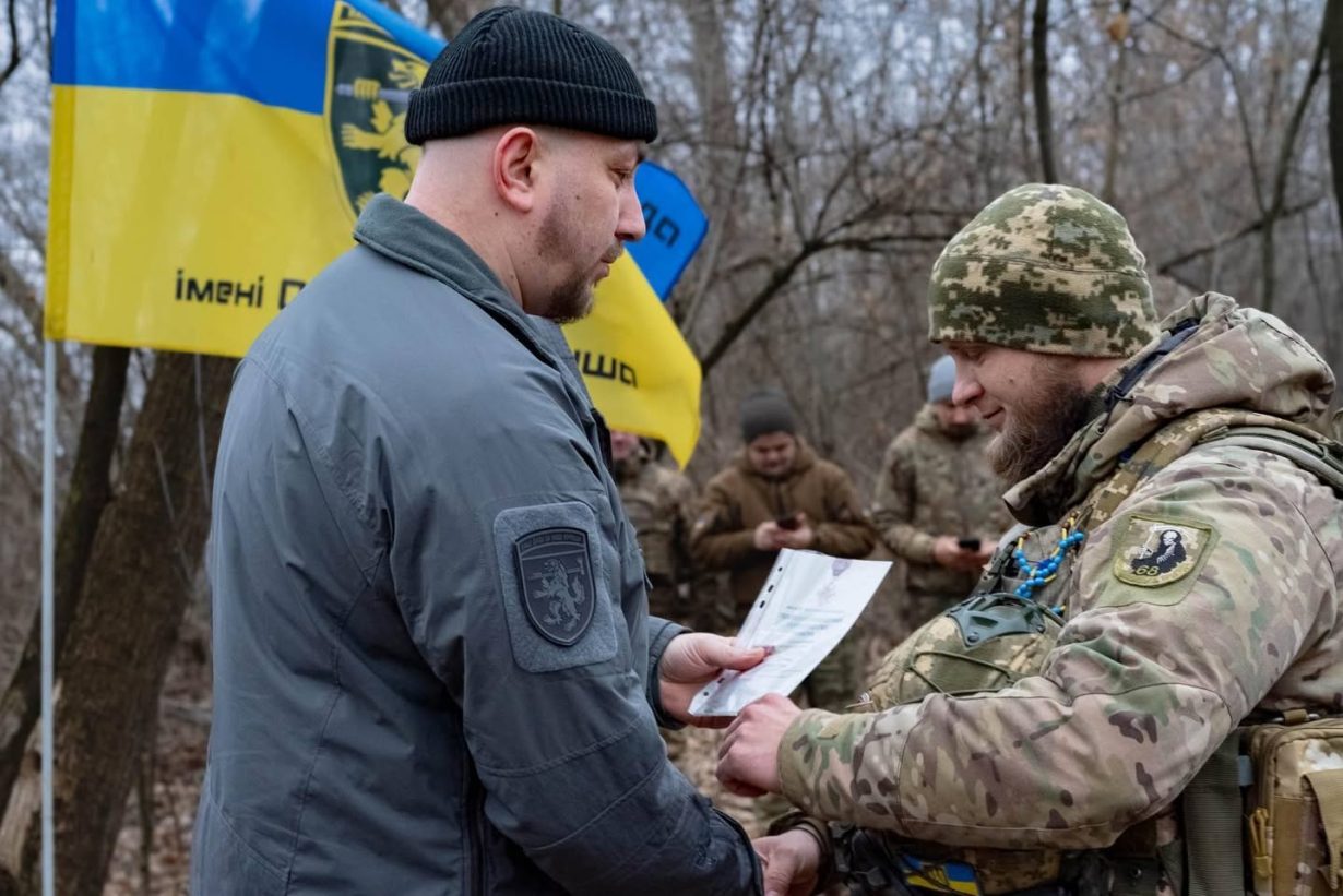 “Полює на гелікоптери”: прикарпатського військового Дмитра Маціруту нагородили “Золотим хрестом”