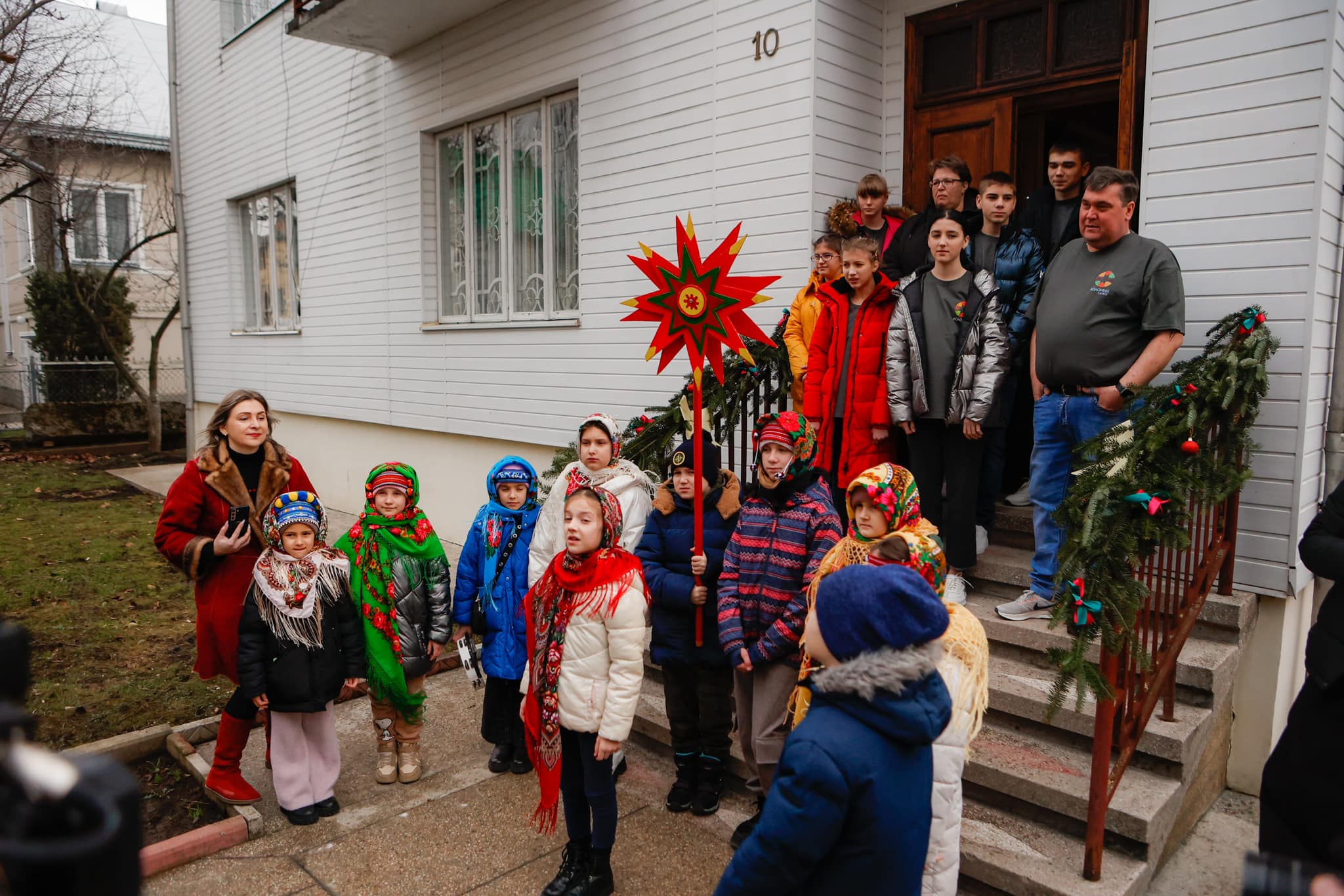 Багатодітна прийомна родина з Херсонщини отримала будинок на Прикарпатті