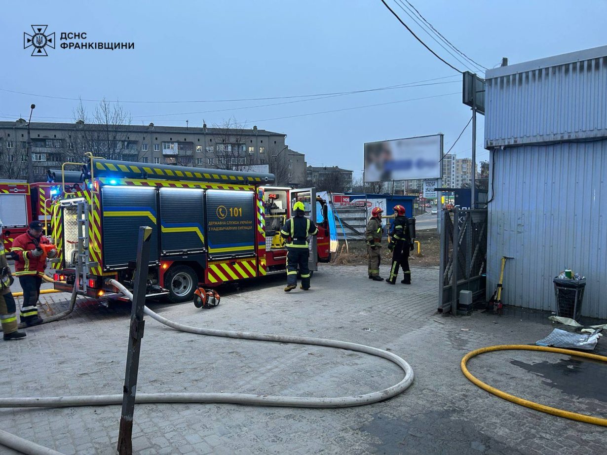 У Франківську рятувальники ліквідували пожежу в приміщенні Нової пошти (ФОТО)