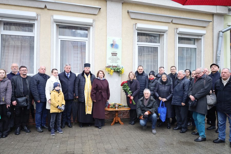 В Івано-Франківську відкрили пам’ятну дошку мовознавцю Миколі Лесюку