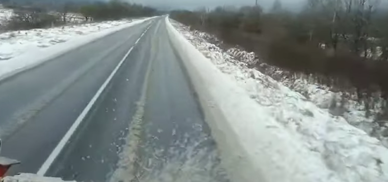 На Прикарпатті спецтехнікою розчищали автошляхи від снігу