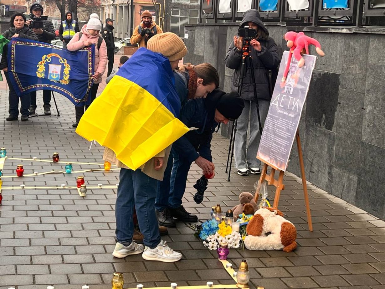 «Де Ти»: у Франківську вшанували річницю авіаудару по драмтеатру в Маріуполі