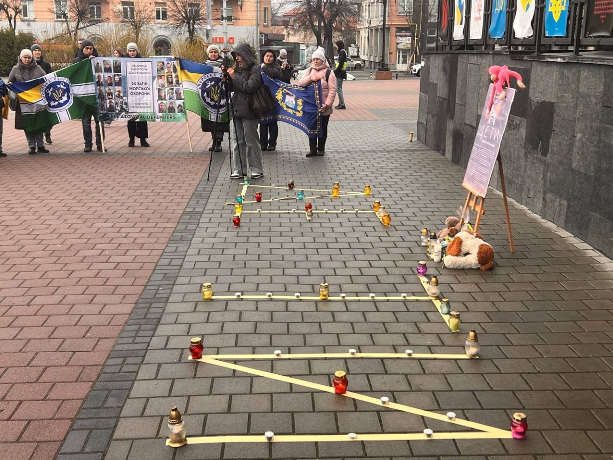 «Де Ти»: у Франківську вшанували річницю авіаудару по драмтеатру в Маріуполі