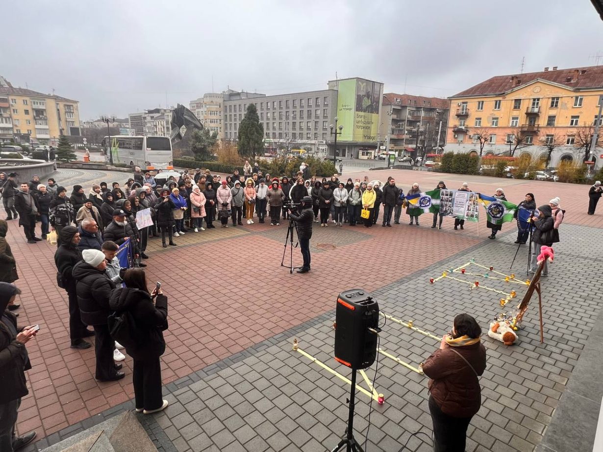 «Де Ти»: у Франківську вшанували річницю авіаудару по драмтеатру в Маріуполі