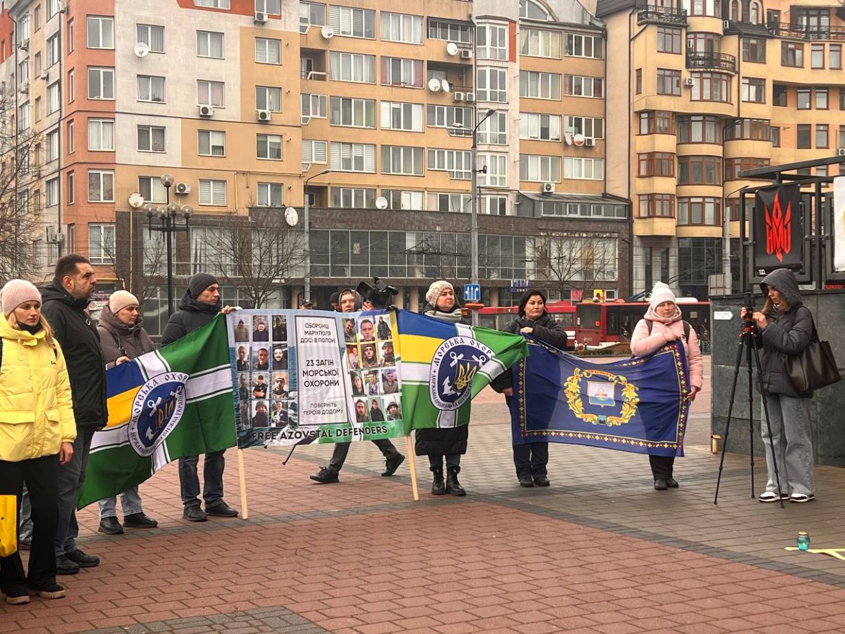 «Де Ти»: у Франківську вшанували річницю авіаудару по драмтеатру в Маріуполі