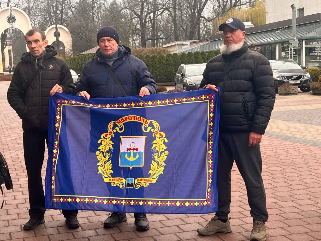 «Де Ти»: у Франківську вшанували річницю авіаудару по драмтеатру в Маріуполі