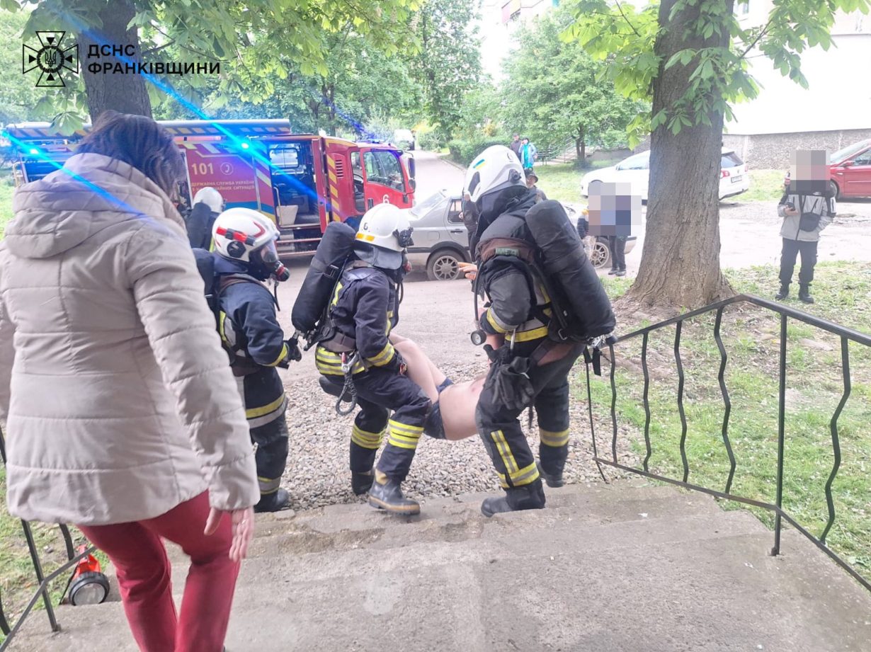 Рятувальники винесли з задимлених квартир: у Калуші двоє чоловіків постраждали через підгорання їжі