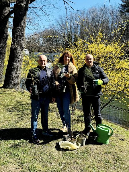 Франківець висаджує в парку рідкісні дерева і зарибнює карпатські річки