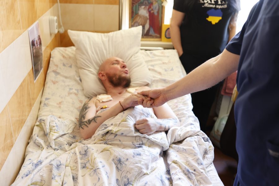 У франківській лікарні вперше за рік поранений боєць був на прогулянці