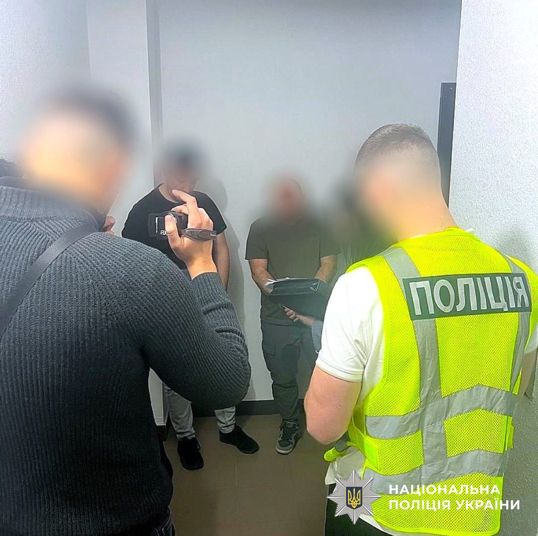Ошукав на 80 тисяч доларів: на Прикарпатті затримали шахрая, який незаконно заволодів партією техніки Apple