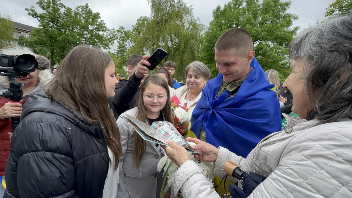 У Надвірній зворушливо зустріли захисника Володимира Алєксєєва після трьох років полону