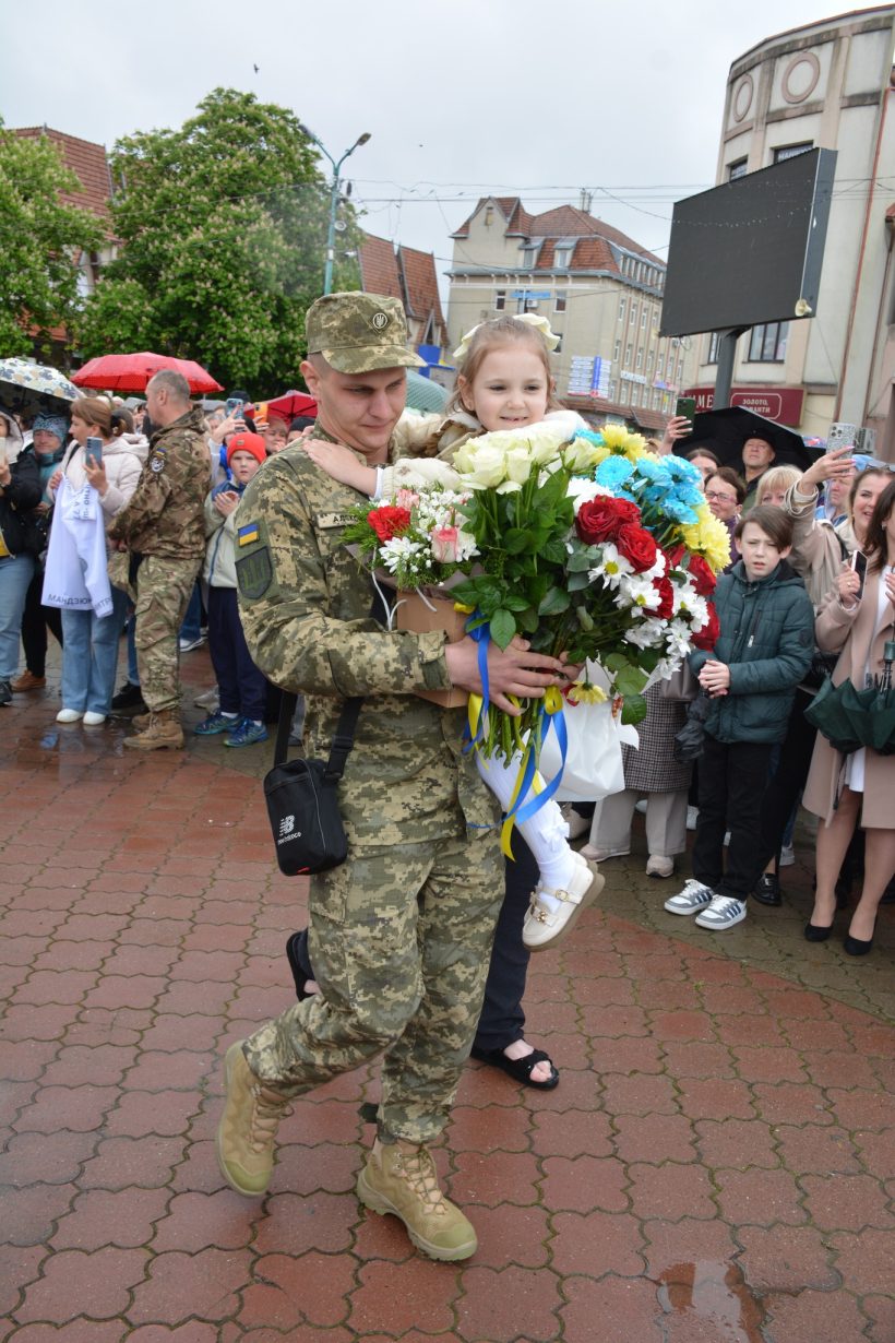 У Надвірній зворушливо зустріли захисника Володимира Алєксєєва після трьох років полону