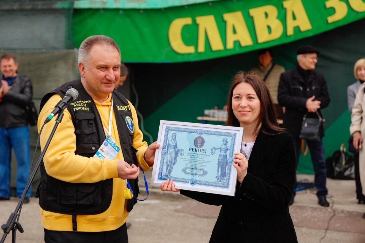 Національний рекорд: на Прикарпатті танець “Бойківчанка” одночасно станцювали 300 учасників (ФОТО)
