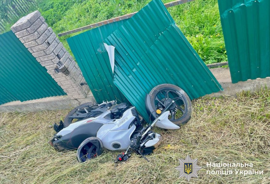 У Коломиї 17-річний мотоцикліст в’їхав в огорожу