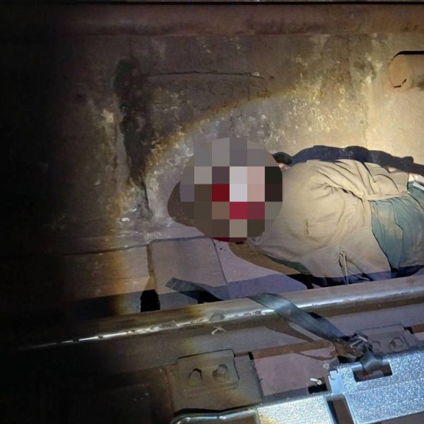 Перелом ноги та струс мозку: у київському метро 19-річний блогер зачепився за вагон