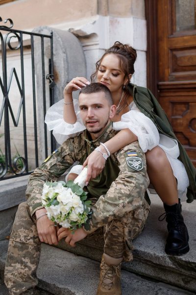 Не просто знімки: франківка понад десять років фотографує військові пари