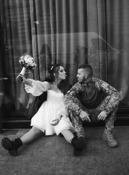 Не просто знімки: франківка понад десять років фотографує військові пари
