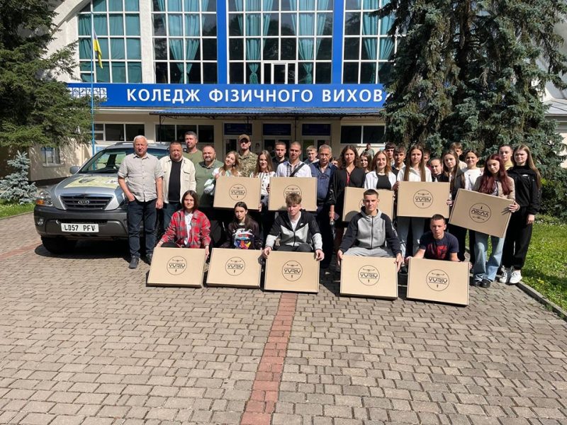 Франківський коледж фізичного виховання передав для ЗСУ 10 FPV-дронів та автомобіль