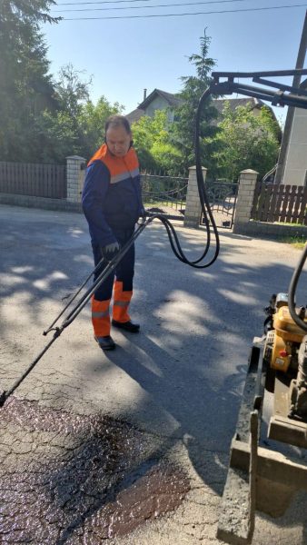 Мер Франківська вдягнув форму комунальника, аби полатати дорогу