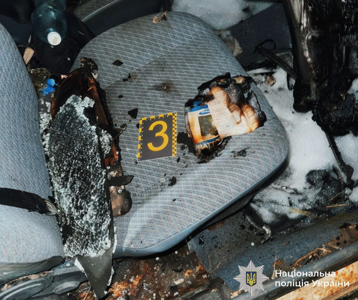 У Надвірній чоловік навмисно підпалив авто  пенсіонера (ФОТО)