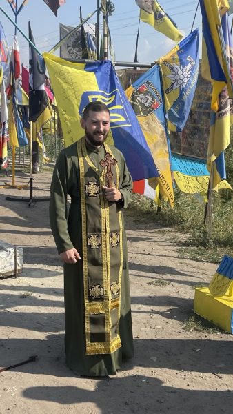 «Хрестик маєш? Давай»: як франківський капелан працював з бійцями на гарячому напрямку