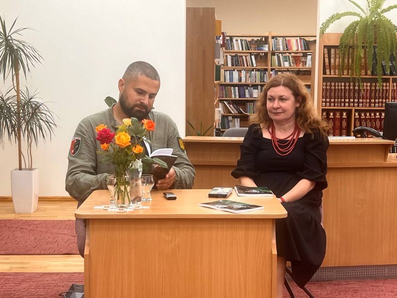 Солдат, священник і поет: прикарпатський військовий Микола Мотрюк презентував збірку віршів, які написав на передовій