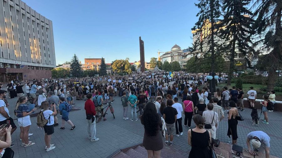 «Корупція теж слуга народу?»: в Івано-Франківську вдруге пікет проти обмежень антикорупційних організацій